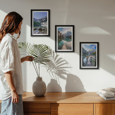 Triptych v ráme Hory, jazerá a drevené móla nad vodou