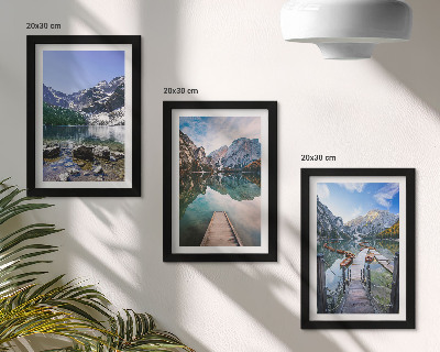 Triptych v ráme Hory, jazerá a drevené móla nad vodou