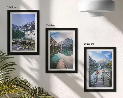 Hory, jazerá a drevené móla nad vodou triptych v ráme