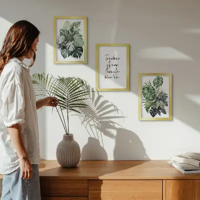 Zelené listy tropických rastlín s dekoratívnym nápisom triptych v ráme