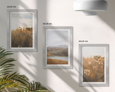 Triptych v ráme Krajiny s lúkami, horami a jazerom v pozadí