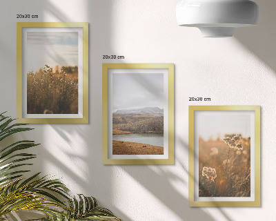 Triptych v ráme Krajiny s lúkami, horami a jazerom v pozadí