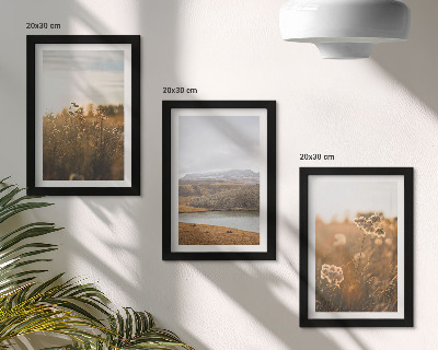 Triptych v ráme Krajiny s lúkami, horami a jazerom v pozadí