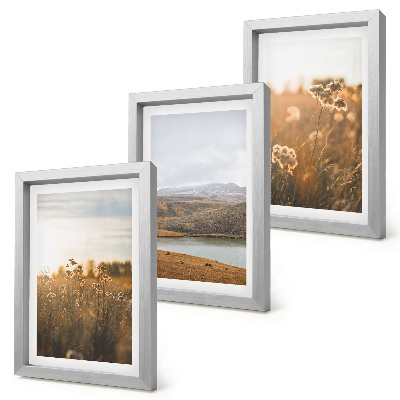 Triptych v ráme Krajiny s lúkami, horami a jazerom v pozadí