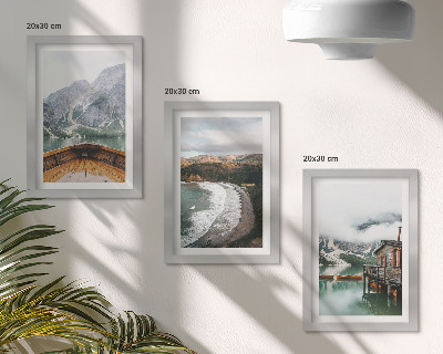 Triptych v ráme Výhľad na hory nad jazerom s loďou a plážovou krajinou