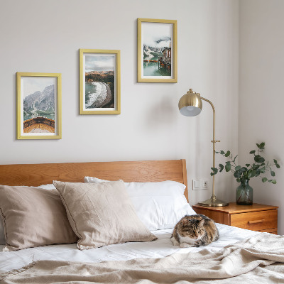 Triptych v ráme Výhľad na hory nad jazerom s loďou a plážovou krajinou
