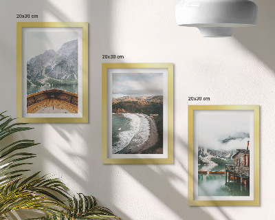Triptych v ráme Výhľad na hory nad jazerom s loďou a plážovou krajinou