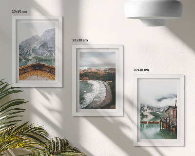 Triptych v ráme Výhľad na hory nad jazerom s loďou a plážovou krajinou