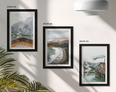 Triptych v ráme Výhľad na hory nad jazerom s loďou a plážovou krajinou