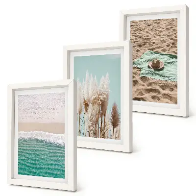 Triptych pláž a príroda v ráme motív s vlnami, trávou, klobúkom a pieskom pre relaxačnú atmosféru