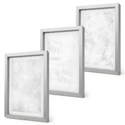 Triptych v ráme minimalistické pozadie s bielymi škvrnami na plátne