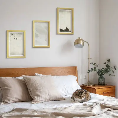 Minimalistické dekorácie s vtákmi, kameňmi a ťahmi štetcom triptych v ráme