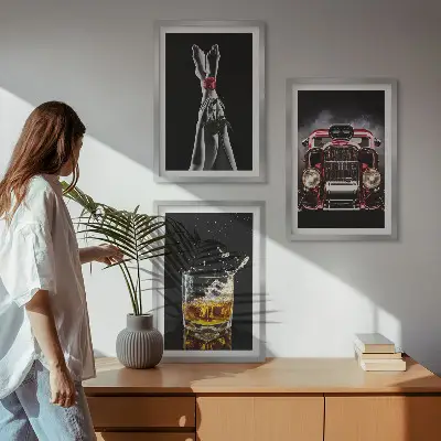 Sada nástenných dekorácií dámske nohy s ružovým autom a whisky