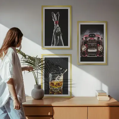 Sada nástenných dekorácií dámske nohy s ružovým autom a whisky