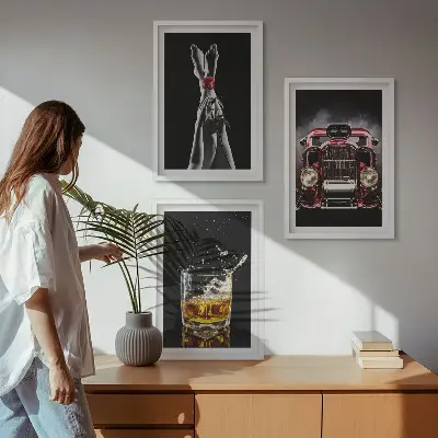 Sada nástenných dekorácií dámske nohy s ružovým autom a whisky