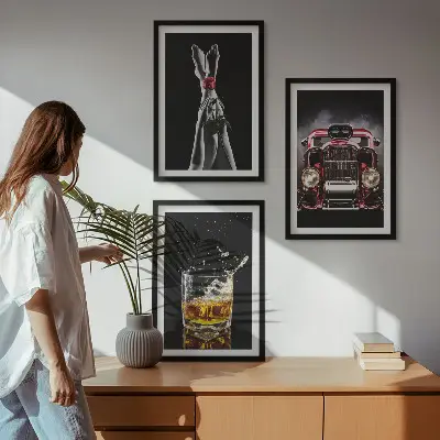 Sada nástenných dekorácií dámske nohy s ružovým autom a whisky