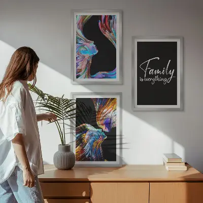 Nástenná galéria portréty ľudí s farebnými vzormi a rodinnými motívmi