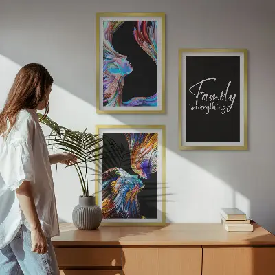 Nástenná galéria portréty ľudí s farebnými vzormi a rodinnými motívmi