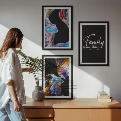 Nástenná galéria portréty ľudí s farebnými vzormi a rodinnými motívmi