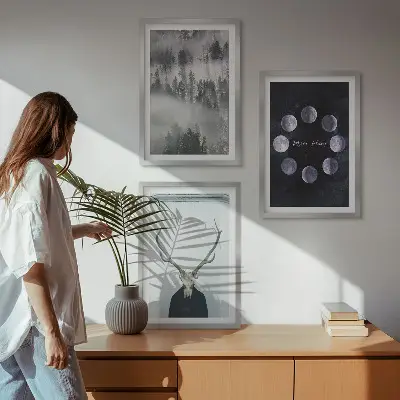 Nástenná galéria lesná krajina s hmlou, mesiacom, jeleňom a lebkou