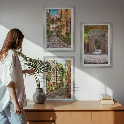 Nástenná galéria talianske ulice s kvetmi a architektúrou