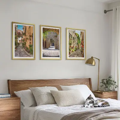 Nástenná galéria talianske ulice s kvetmi a architektúrou