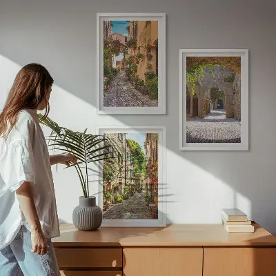 Nástenná galéria talianske ulice s kvetmi a architektúrou