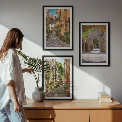 Nástenná galéria talianske ulice s kvetmi a architektúrou