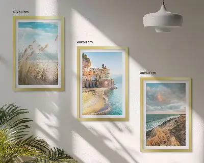 Nástenná galéria krajiny s plážou, útesmi a mestom