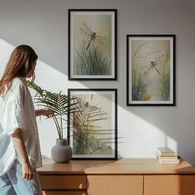 Sada nástenných dekorácií vážky a trávy nad vodou