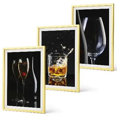 Nástenná galéria poháre na víno a whisky na čiernom pozadí