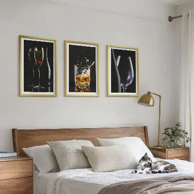 Nástenná galéria poháre na víno a whisky na čiernom pozadí