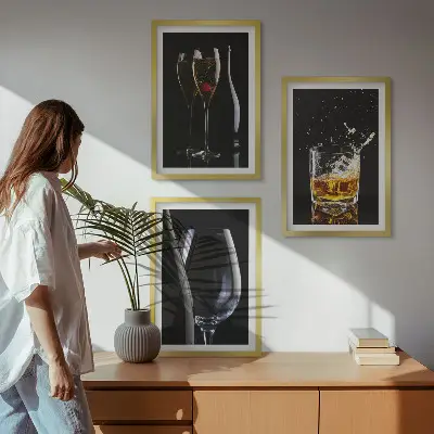 Nástenná galéria poháre na víno a whisky na čiernom pozadí