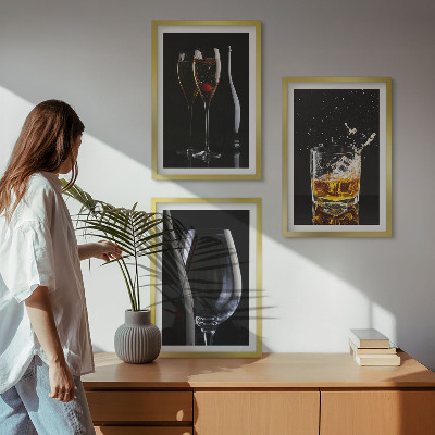 Nástenná galéria Poháre vína a whisky na čiernom pozadí