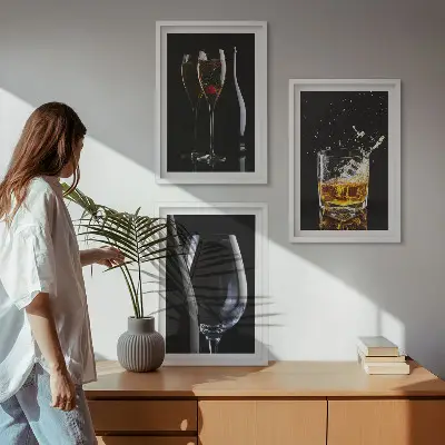 Nástenná galéria poháre na víno a whisky na čiernom pozadí