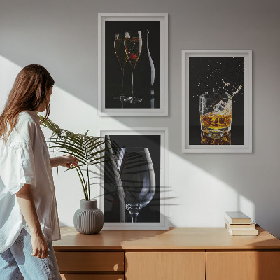 Nástenná galéria Poháre vína a whisky na čiernom pozadí