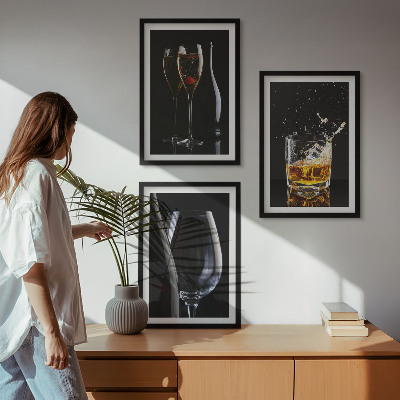 Nástenná galéria Poháre vína a whisky na čiernom pozadí