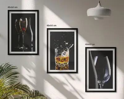 Nástenná galéria poháre na víno a whisky na čiernom pozadí