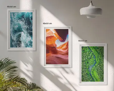Nástenná galéria pohyb vody v kaňone so zeleným lesom