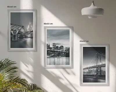 Nástenná galéria mosty s motívom mestskej architektúry v sivej farbe