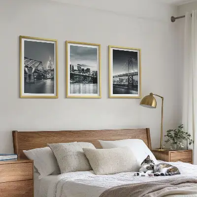 Nástenná galéria mosty s motívom mestskej architektúry v sivej farbe