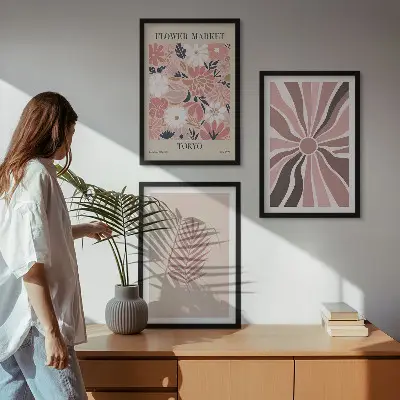 Nástenná galéria s kvetinovými listovými vzormi a geometriou
