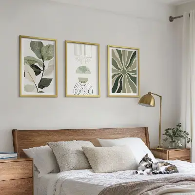 Nástenná galéria s rastlinnými motívmi, geometriou a zeleňou