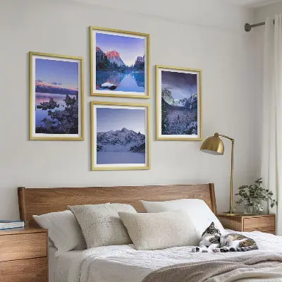 Zarámovaný set obrazov horská krajina so západom slnka a vodnou plochou