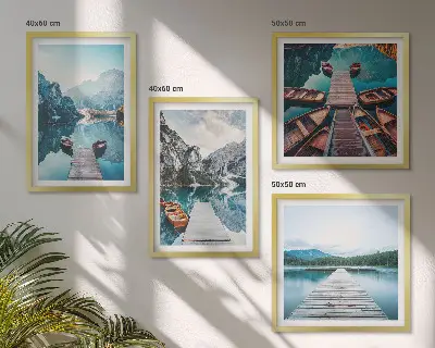 Zarámovaný set obrazov drevené móla pri jazere s loďami