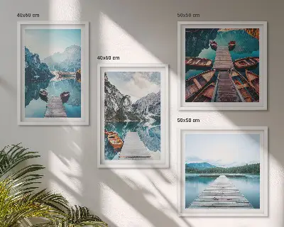 Zarámovaný set obrazov drevené móla pri jazere s loďami