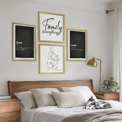 Zarámovaný set obrazov definície lásky v rodinnej line-art grafike
