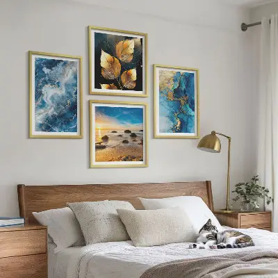 Zarámovaný set obrazov so vzormi v odtieňoch modrého zlata