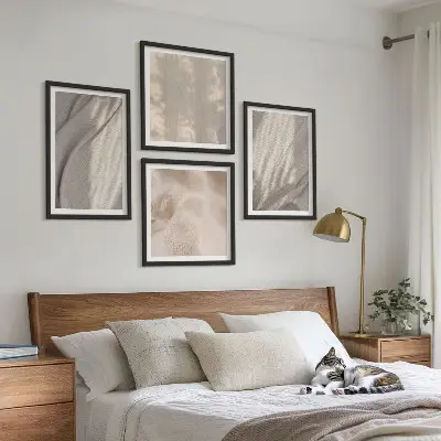 Zarámovaný set obrazov s detailným záberom na prírodné boho látky