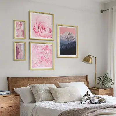 Galéria obrazov na stenu moderné kvety v ružovej krajine